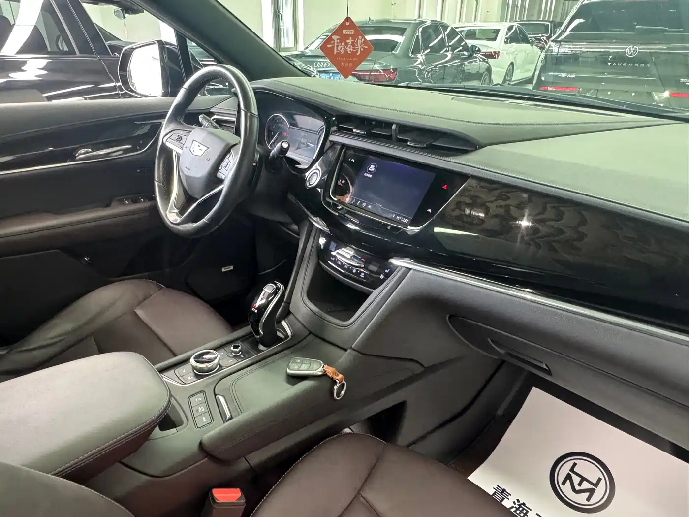 CADILLAC XT6