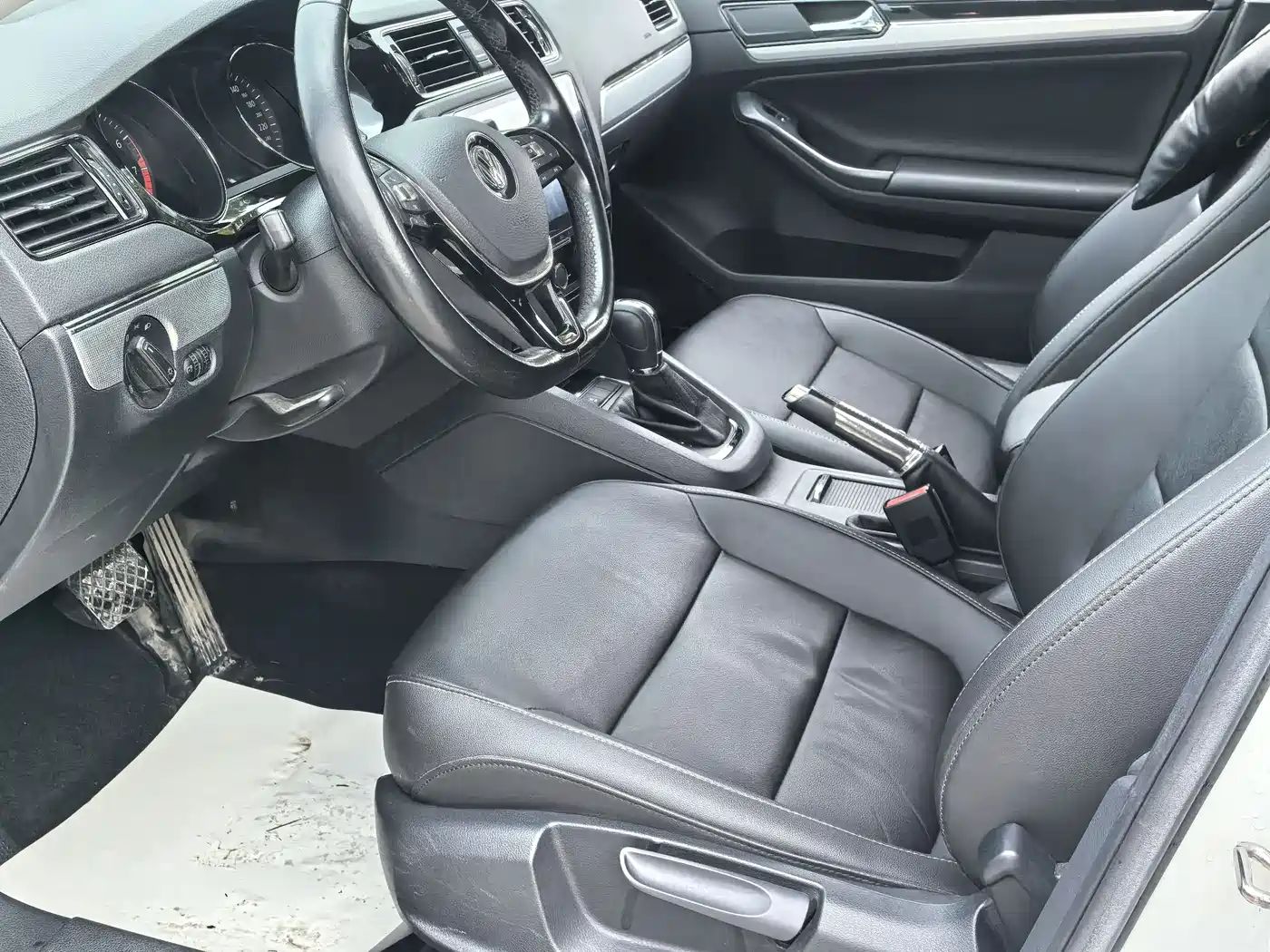 Volkswagen Sagitar 2018 280TSI DSG Spark Edition фото 9