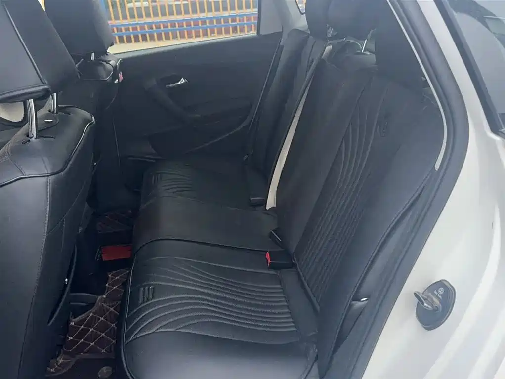 Volkswagen Polo 2016 1.6L Automatic Comfort фото 9