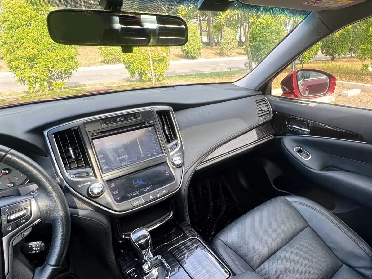 Toyota Crown 2015 2.5L Fashion Limited Edition фото 6