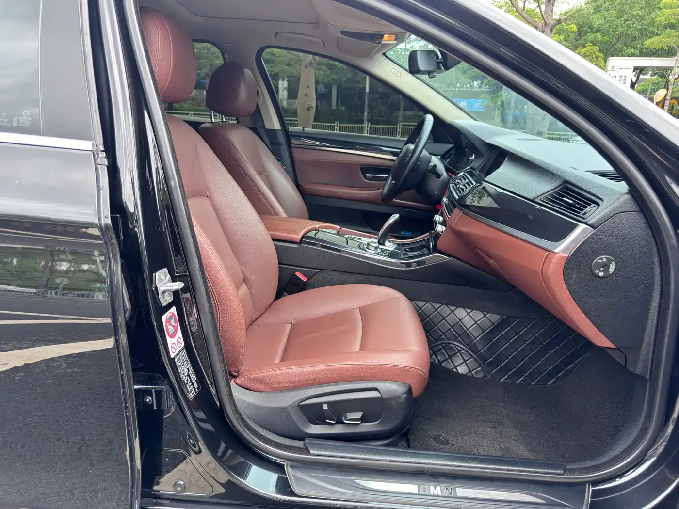 BMW 5 Series (Import) 2014 520i Classic фото 10