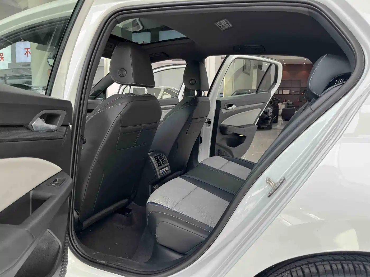 Volkswagen Golf 2025 Facelift 300TSI R-Line фото 10