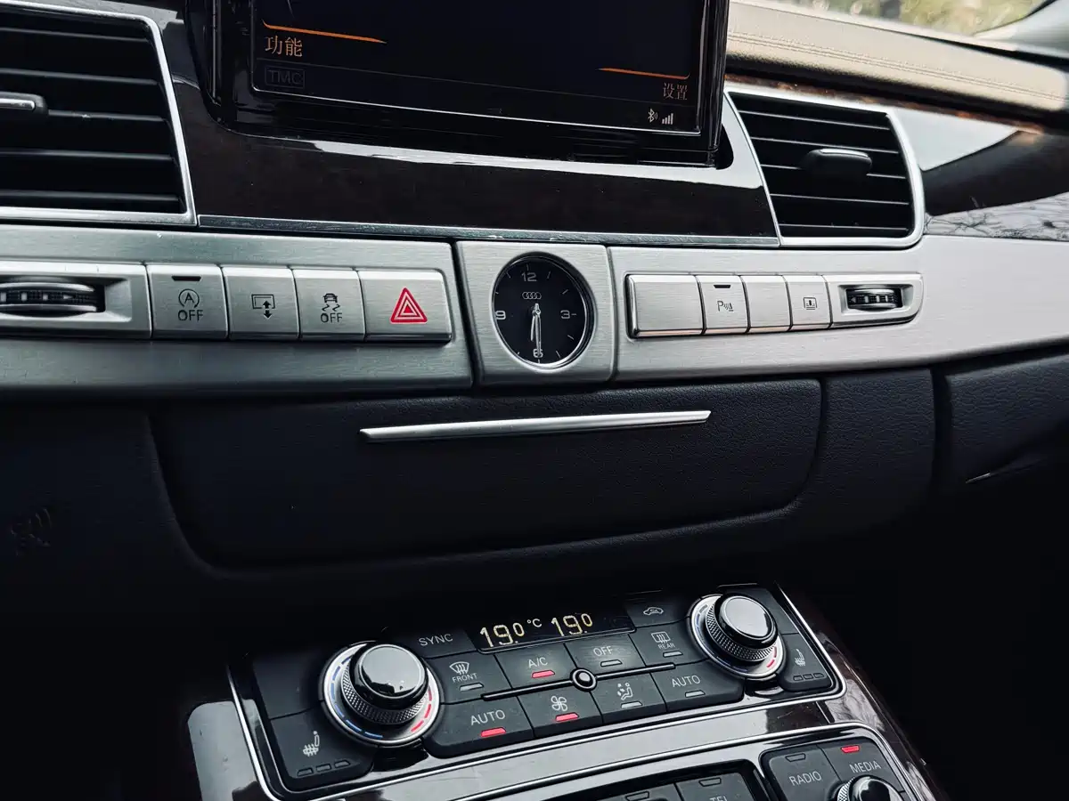 Audi A8 2014 A8L 45 TFSI quattro Comfort фото 31