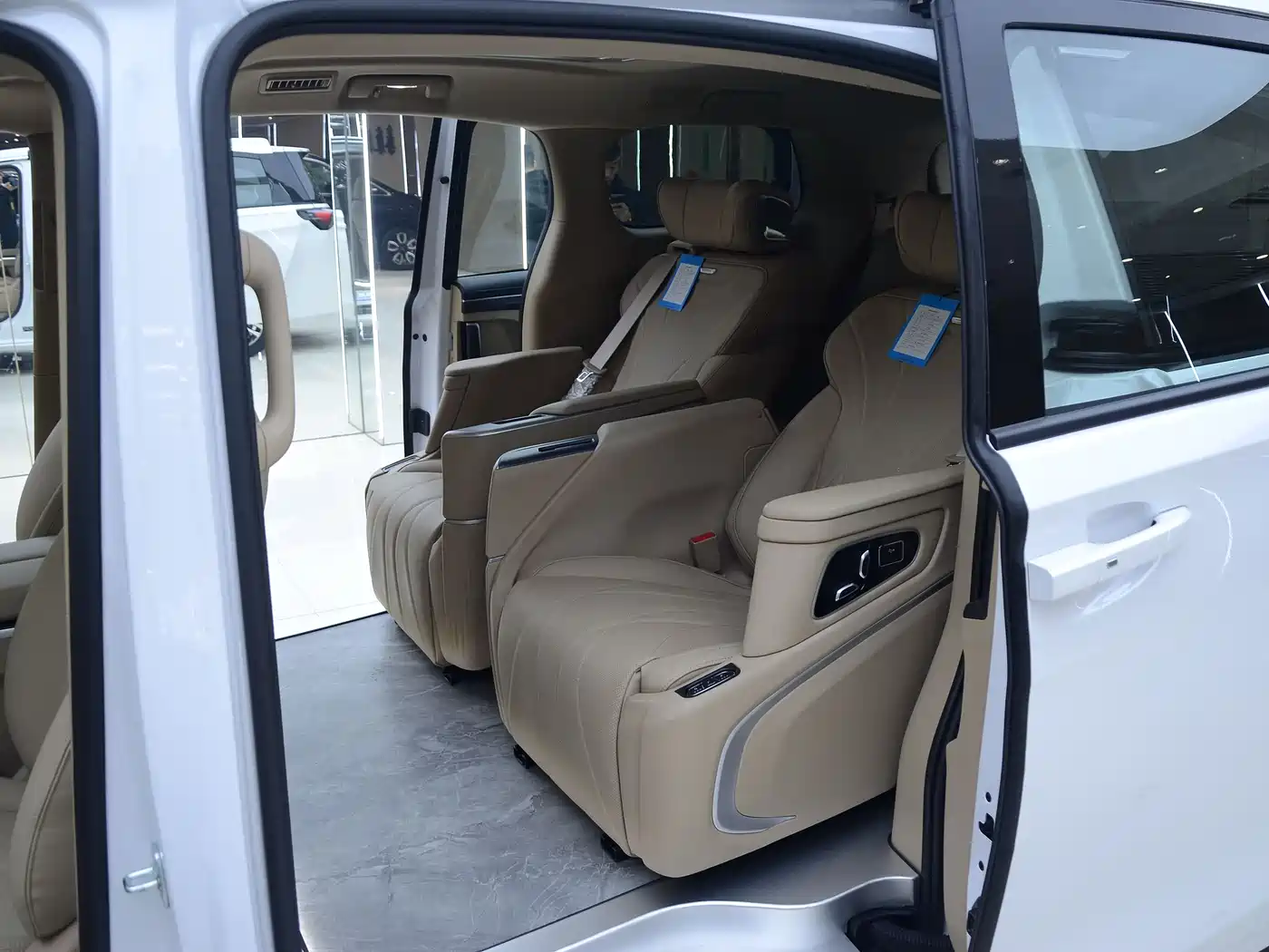 Buick GL8 2025 Land Business Class Comfort DG Edition фото 5