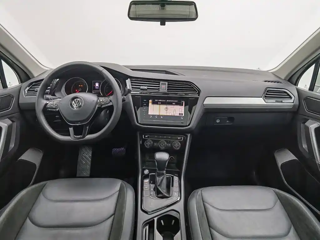 Photo 5 - Volkswagen Tiguan L