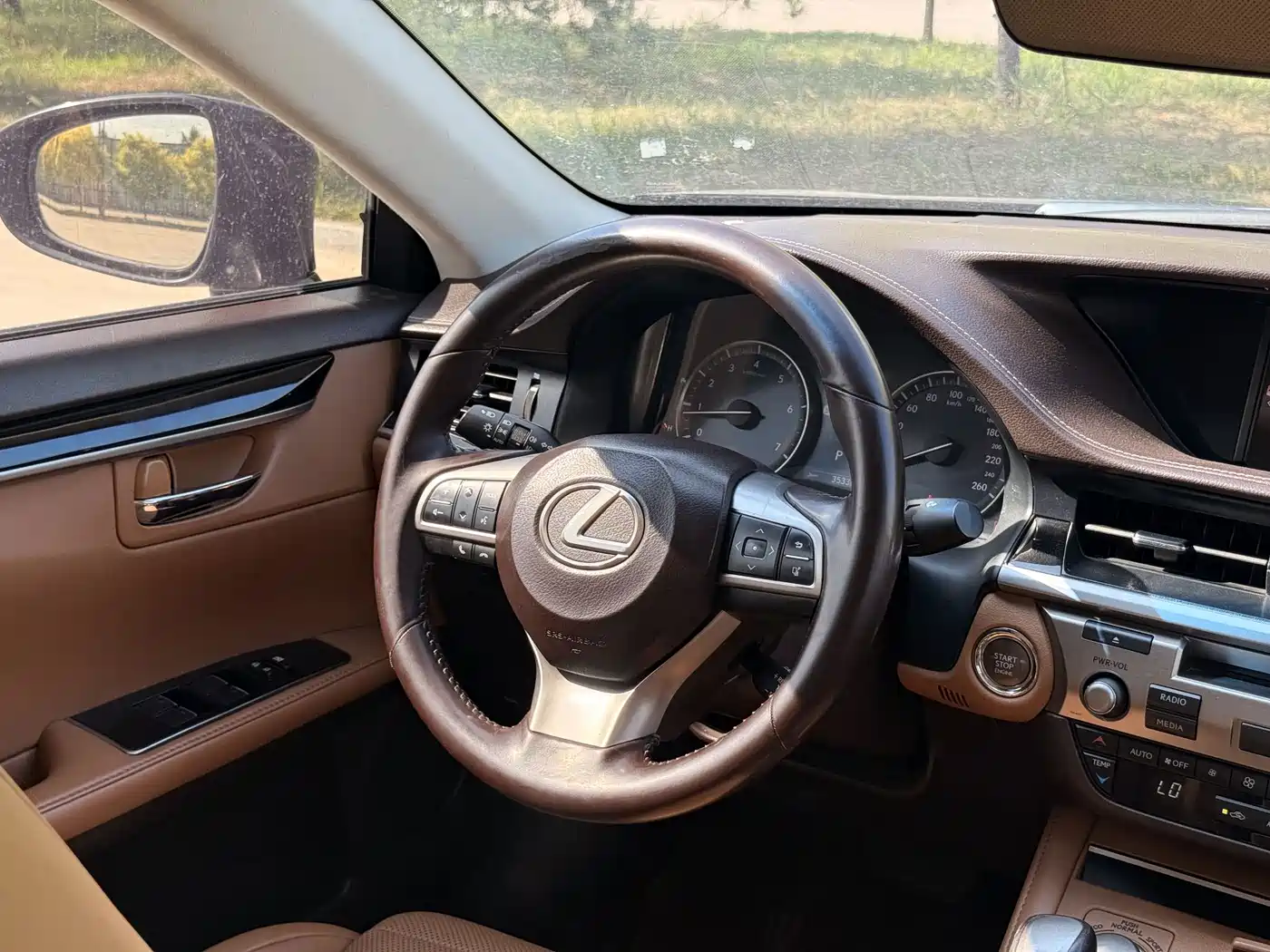 Фото 13 - Lexus ES