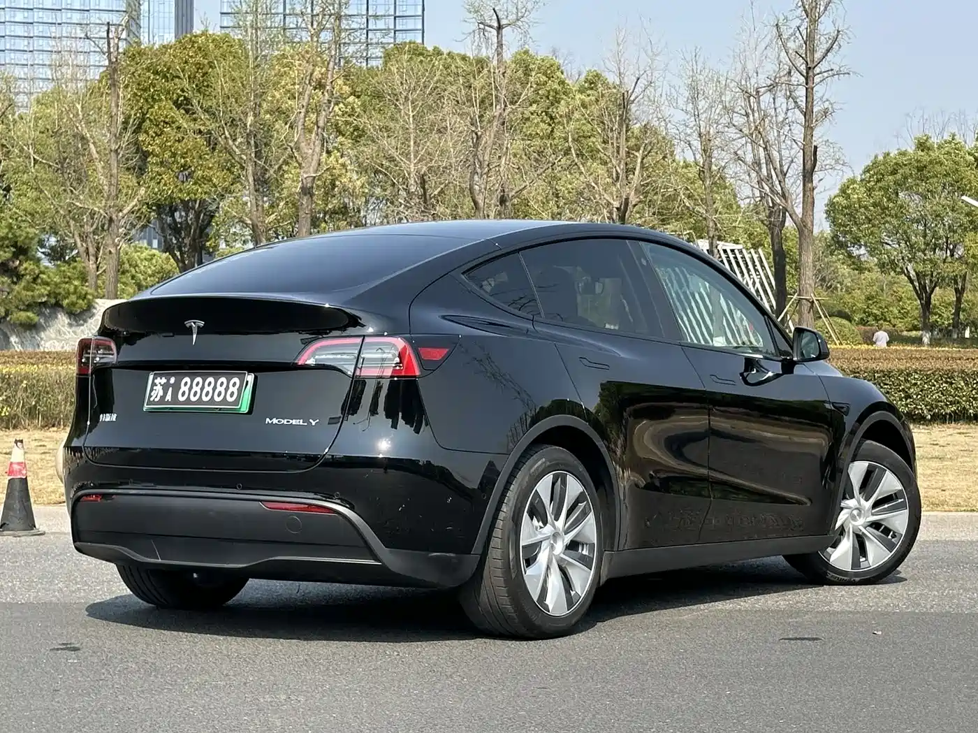 TESLA MODEL Y