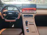 Фото 12 - Geely Atlas L