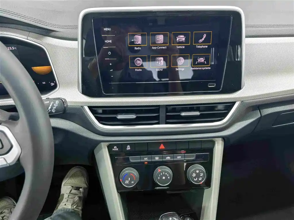 VOLKSWAGEN T-ROC EXPLORING SONGS