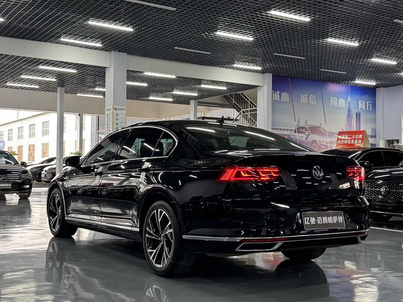 Volkswagen Magotan 2021 330TSI DSG 30th Anniversary Edition фото 7