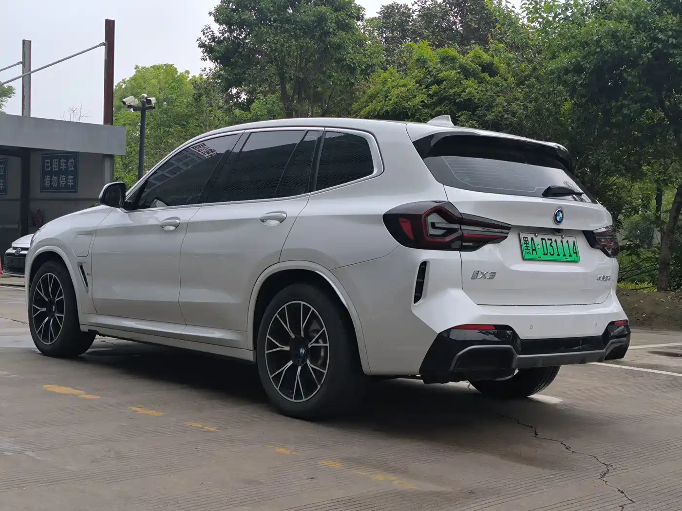 BMW iX3 2024 Leading Edition фото 9