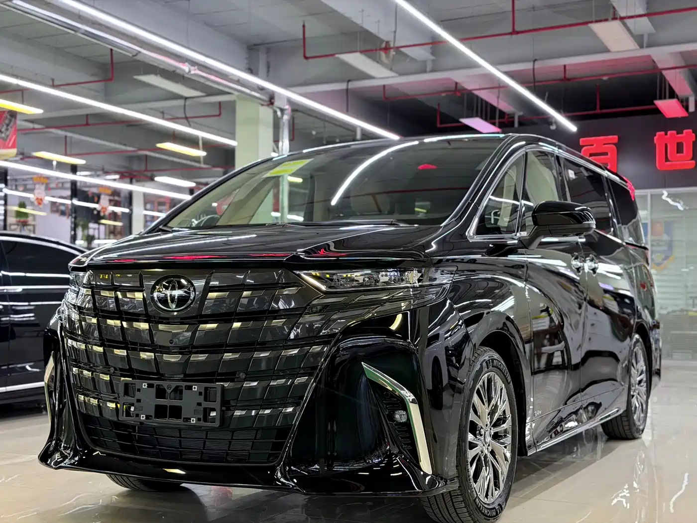 Toyota Alphard 2025 Hybrid 2.5L Ultimate Gold Edition фото 2