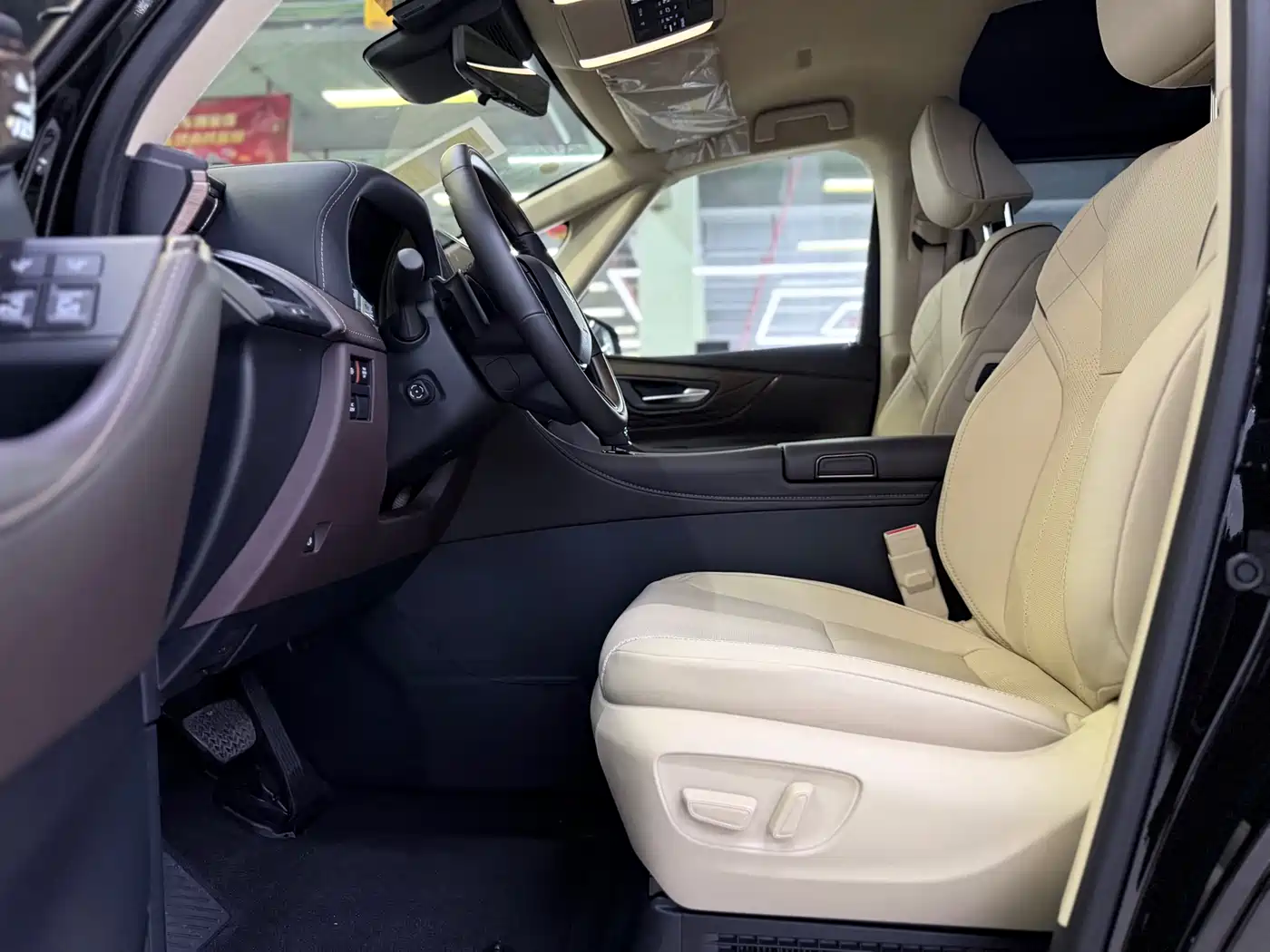 Toyota Alphard 2025 Hybrid 2.5L Ultimate Gold Edition фото 4