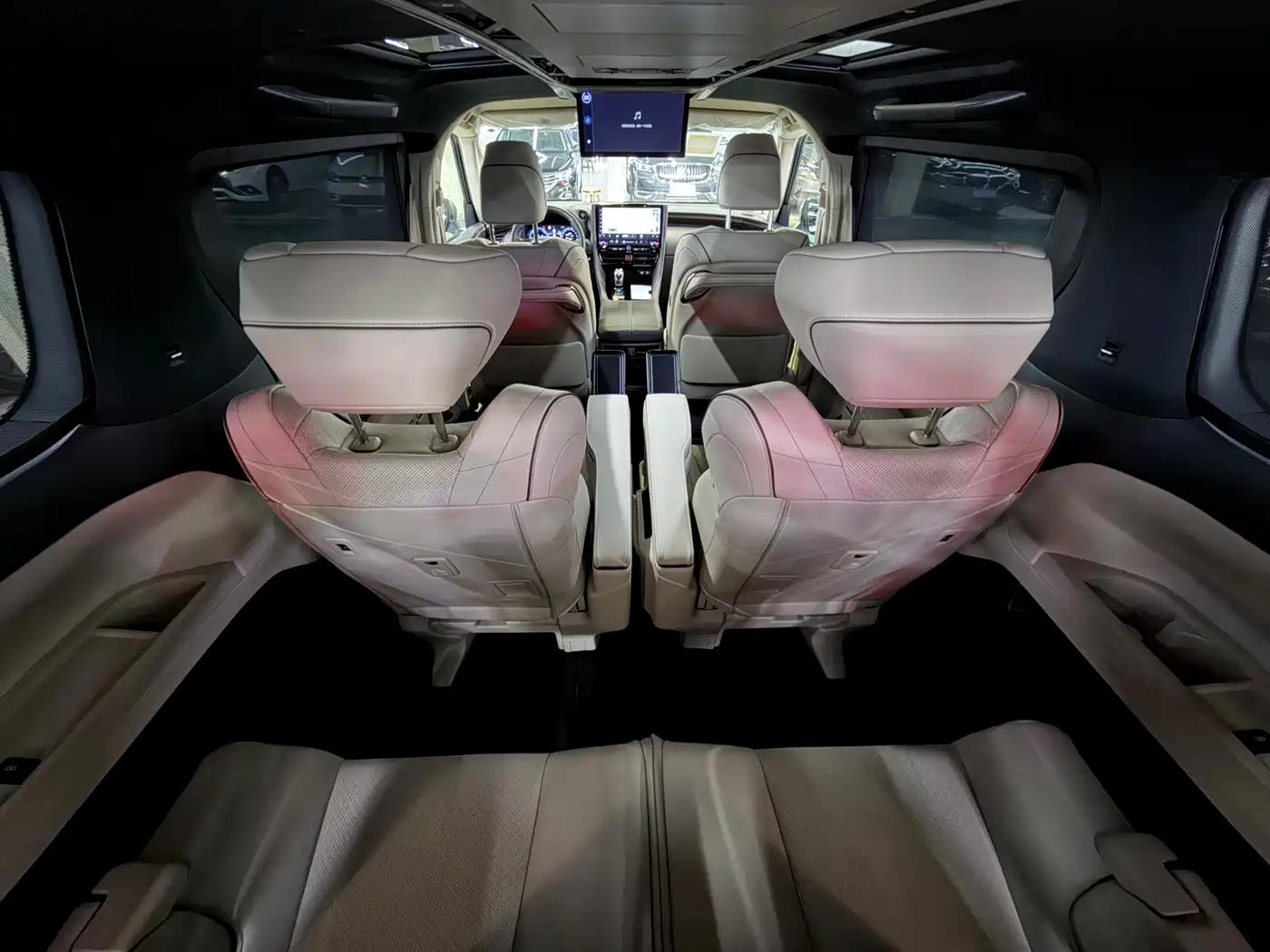 Toyota Alphard 2025 Hybrid 2.5L Ultimate Gold Edition фото 14