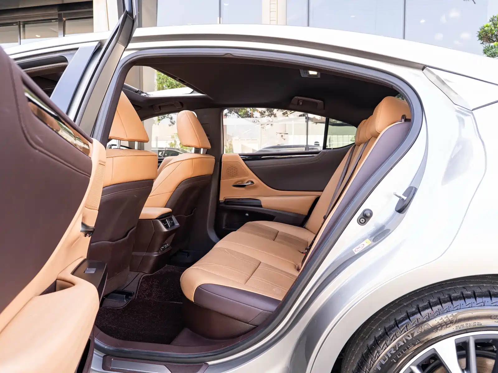Photo 10 - Lexus ES