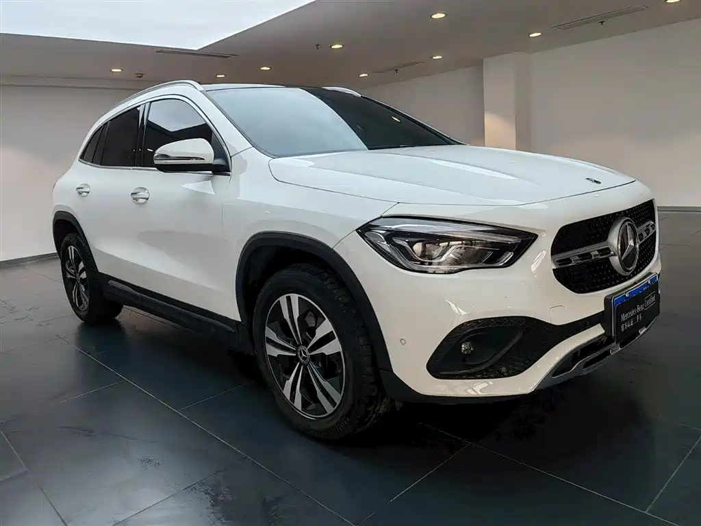 MERCEDES-BENZ GLA