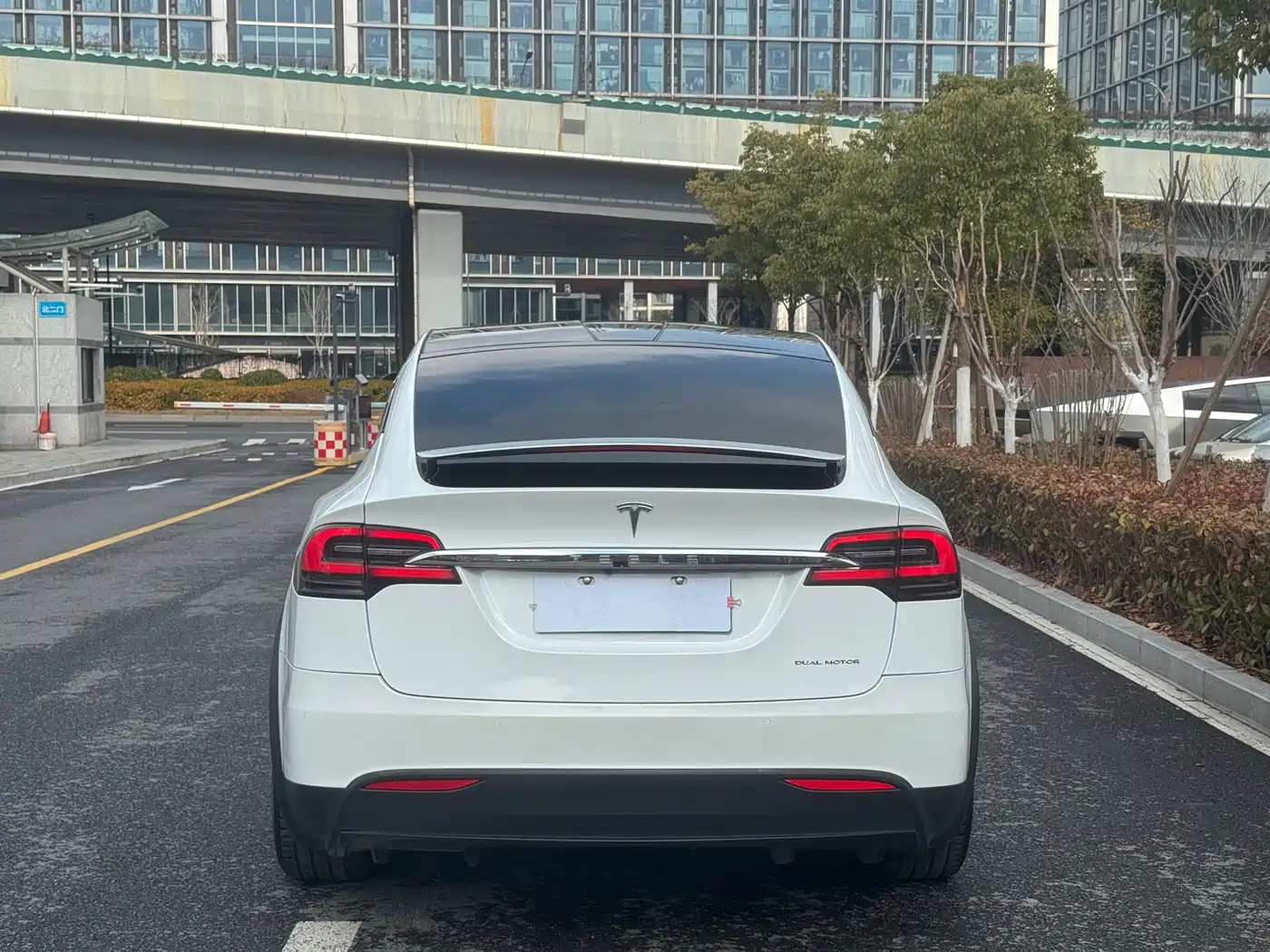 TESLA MODEL X