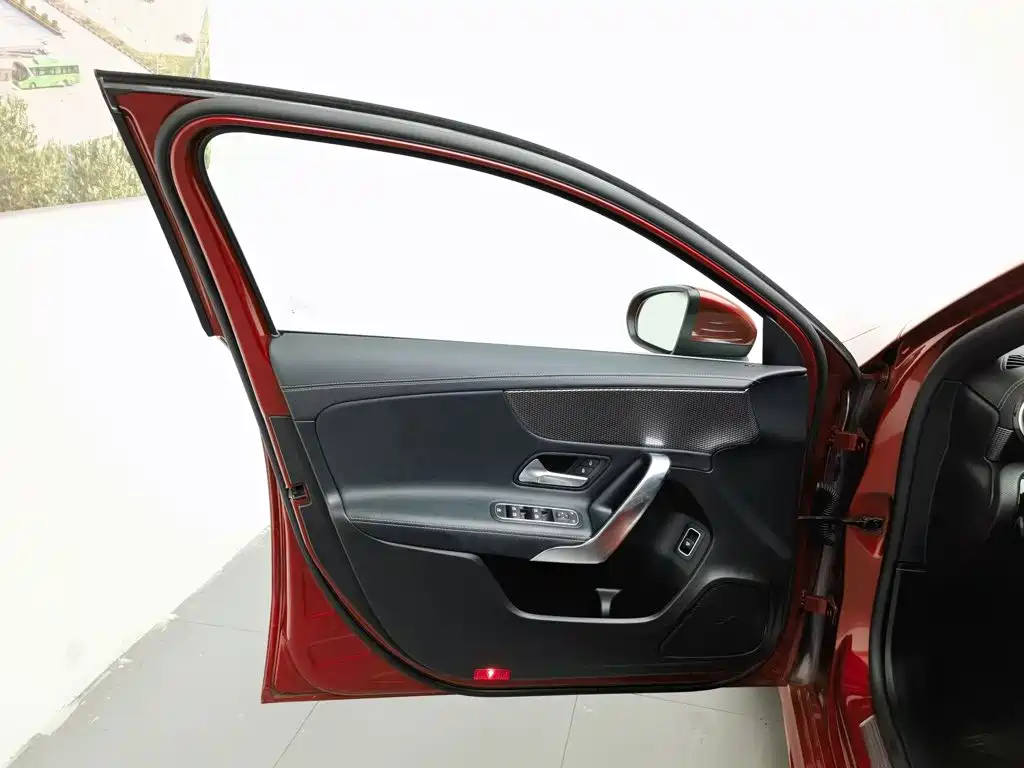 صورة 8 - Mercedes-Benz A-Class