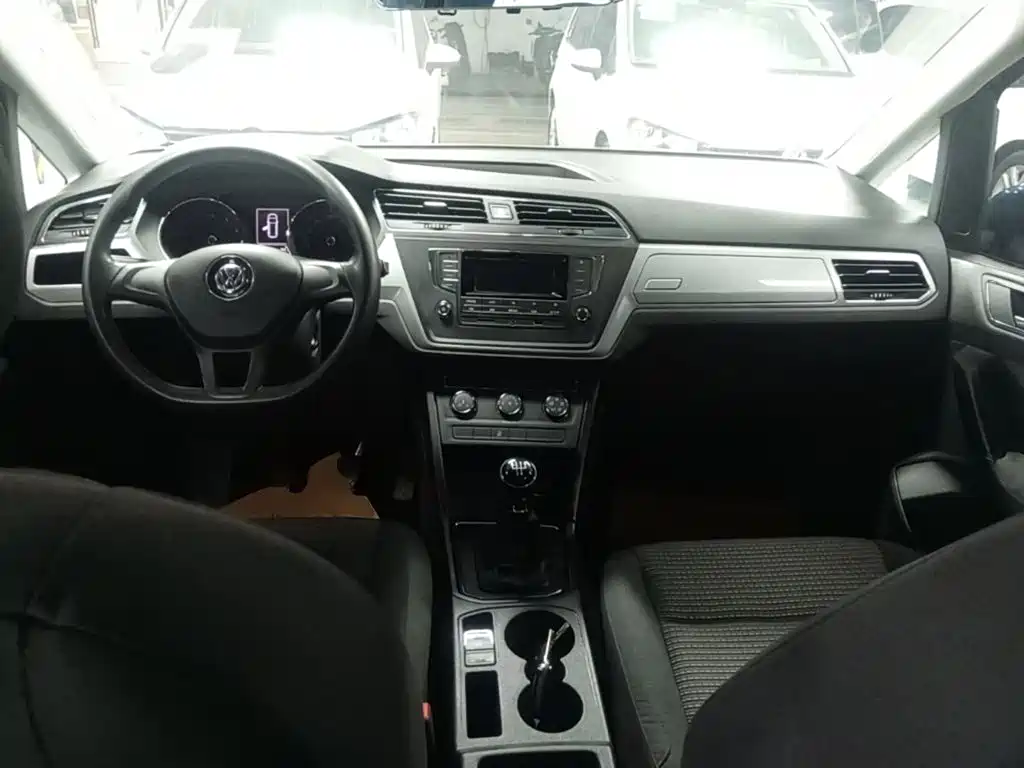 Фото 10 - Volkswagen Touran