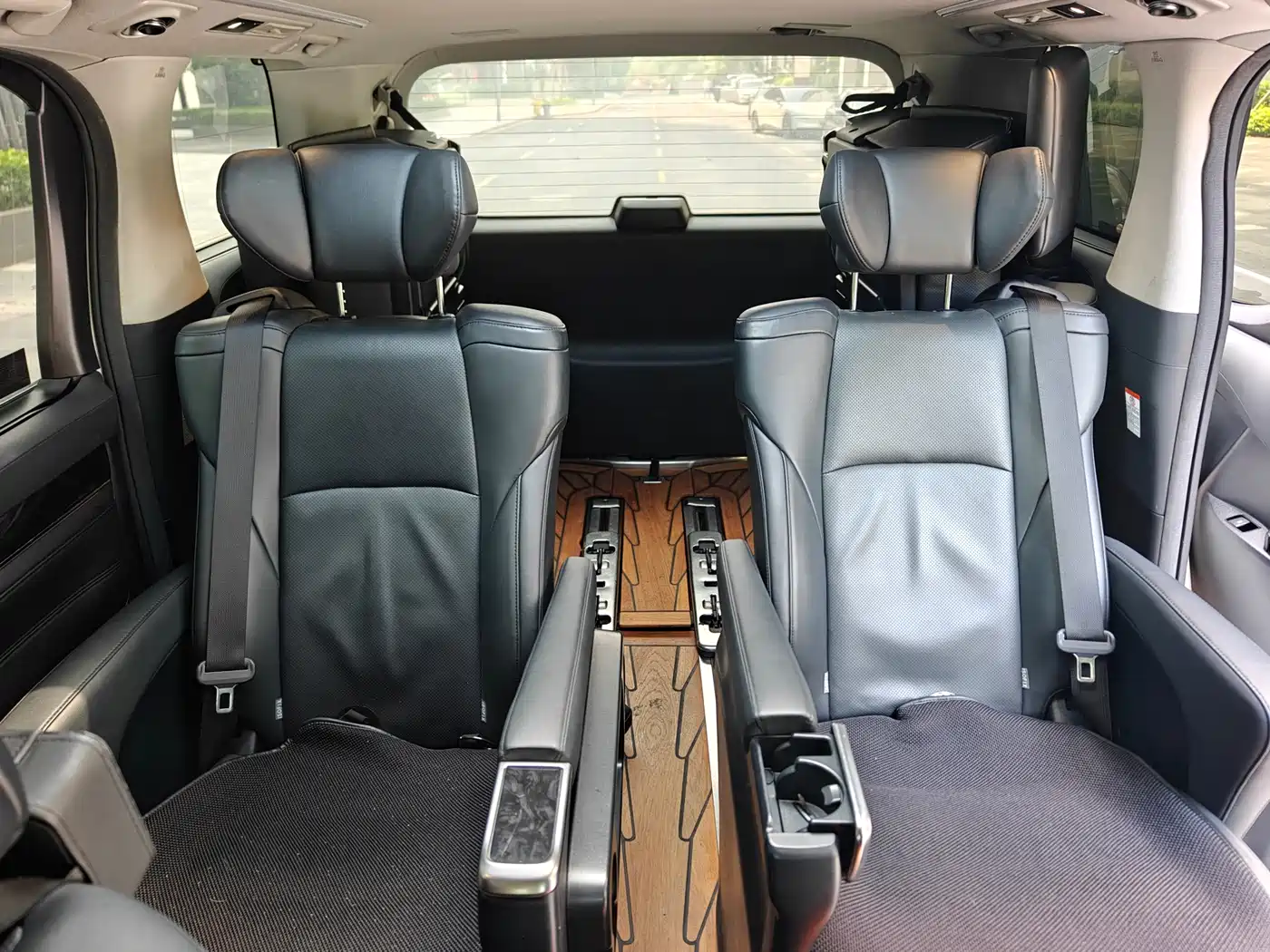 Toyota Vellfire 2020 Twin Engine 2.5L HV Luxury Edition фото 7