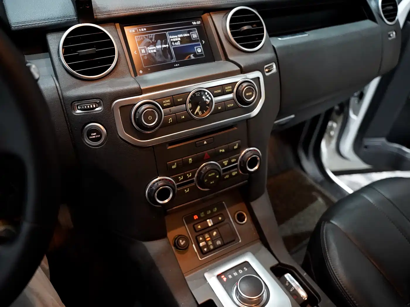 Land Rover Discovery 2015 3.0 SC V6 SE фото 14