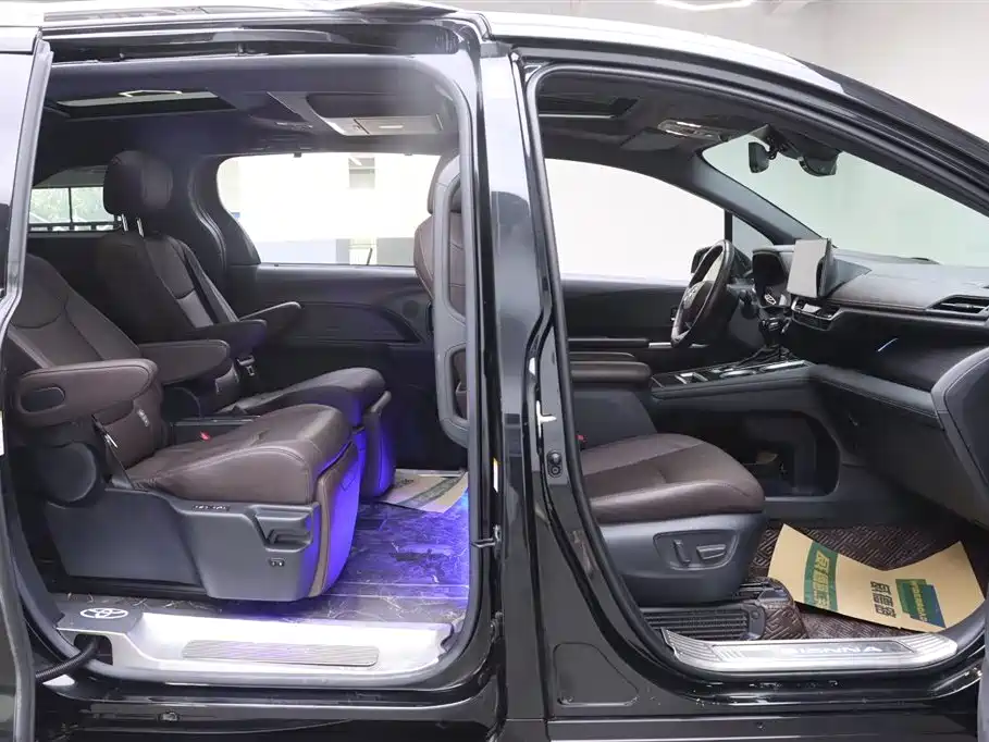 Toyota Sienna 2021 2.5L Hybrid Platinum Edition фото 18