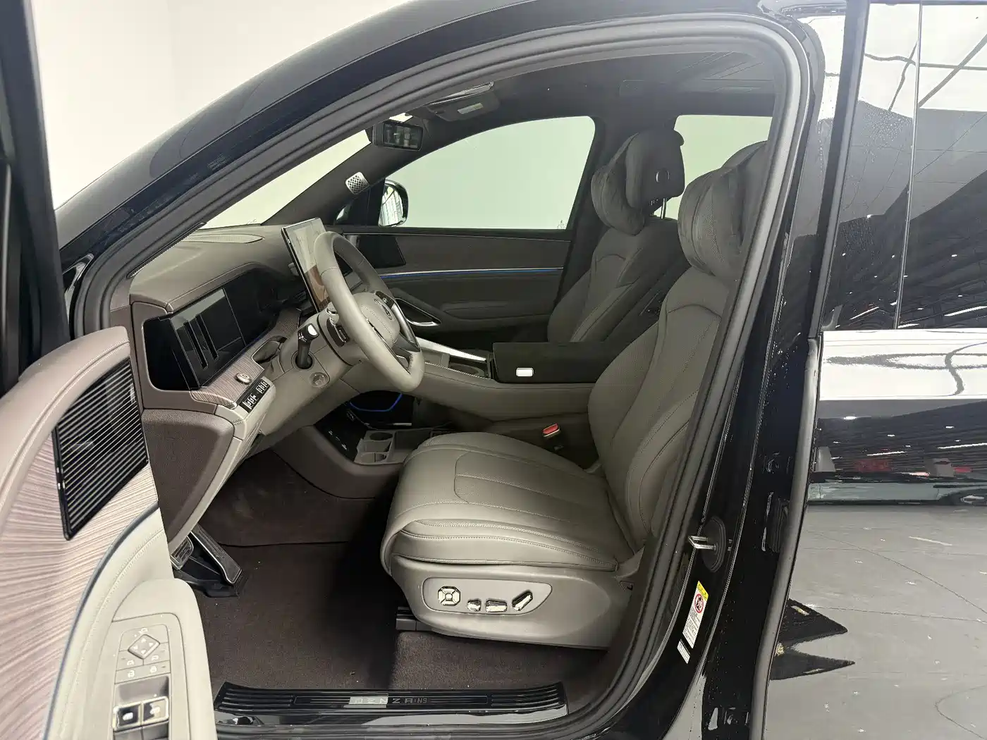 Denza N9 2025 2025 Flagship Model