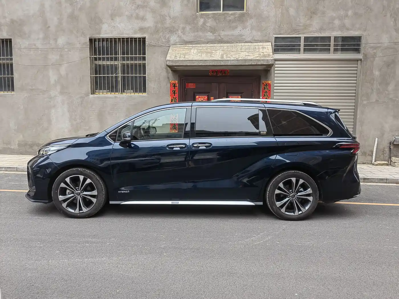 Toyota Granvia 2023 2.5L Hybrid Flagship VIP Edition фото 3