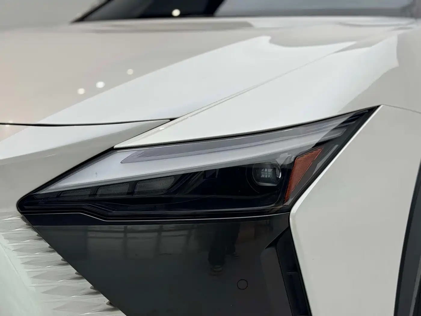 Lexus RZ 2023 450e 4WD Deluxe фото 18