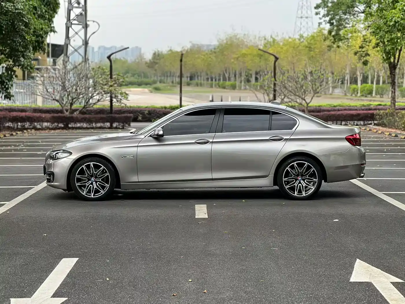 BMW 5 Series 2014 525Li Leading фото 5
