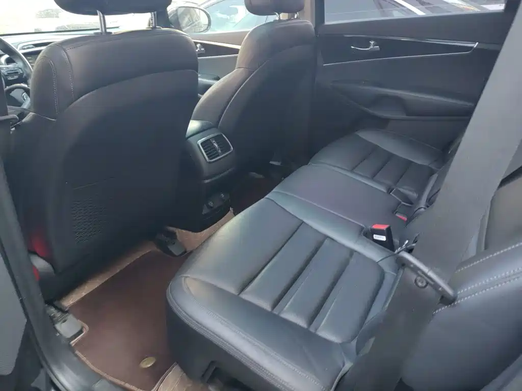 Photo 13 - Kia Sorento