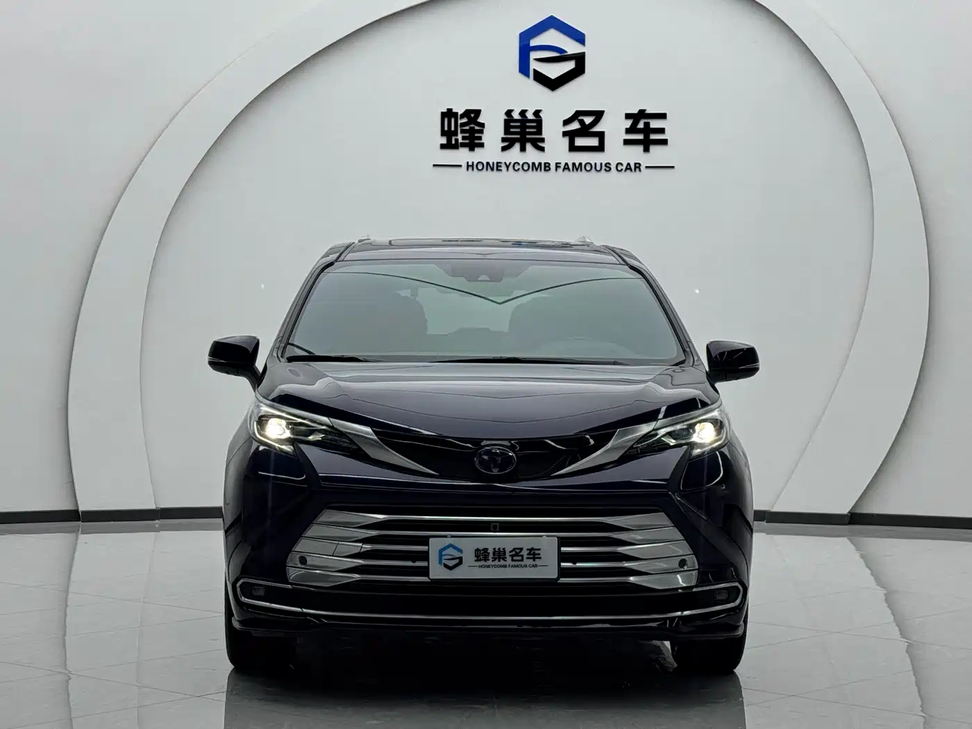 Toyota Sienna 2021 2.5L Hybrid Platinum Edition фото 2