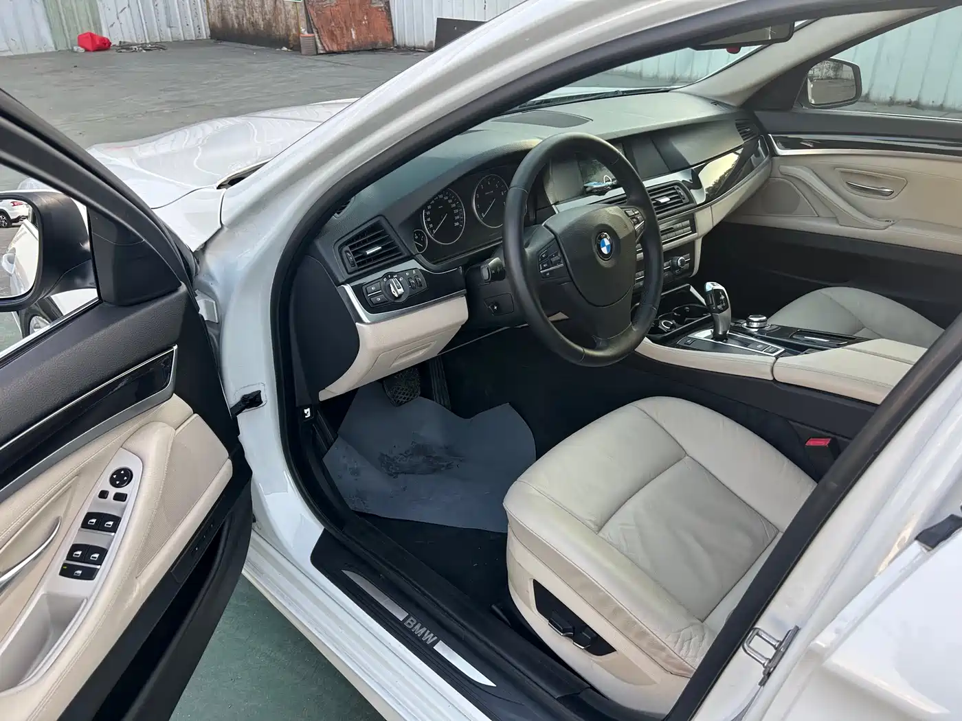 BMW 5 Series 2011 520Li Elegance фото 5