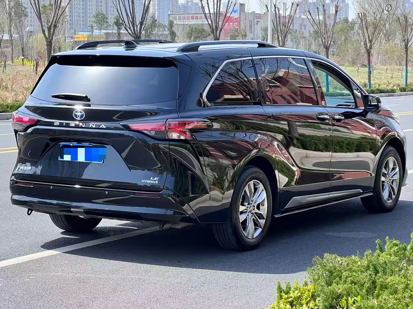 Toyota Sienna 2024 2.5L Hybrid Premium Edition фото 5