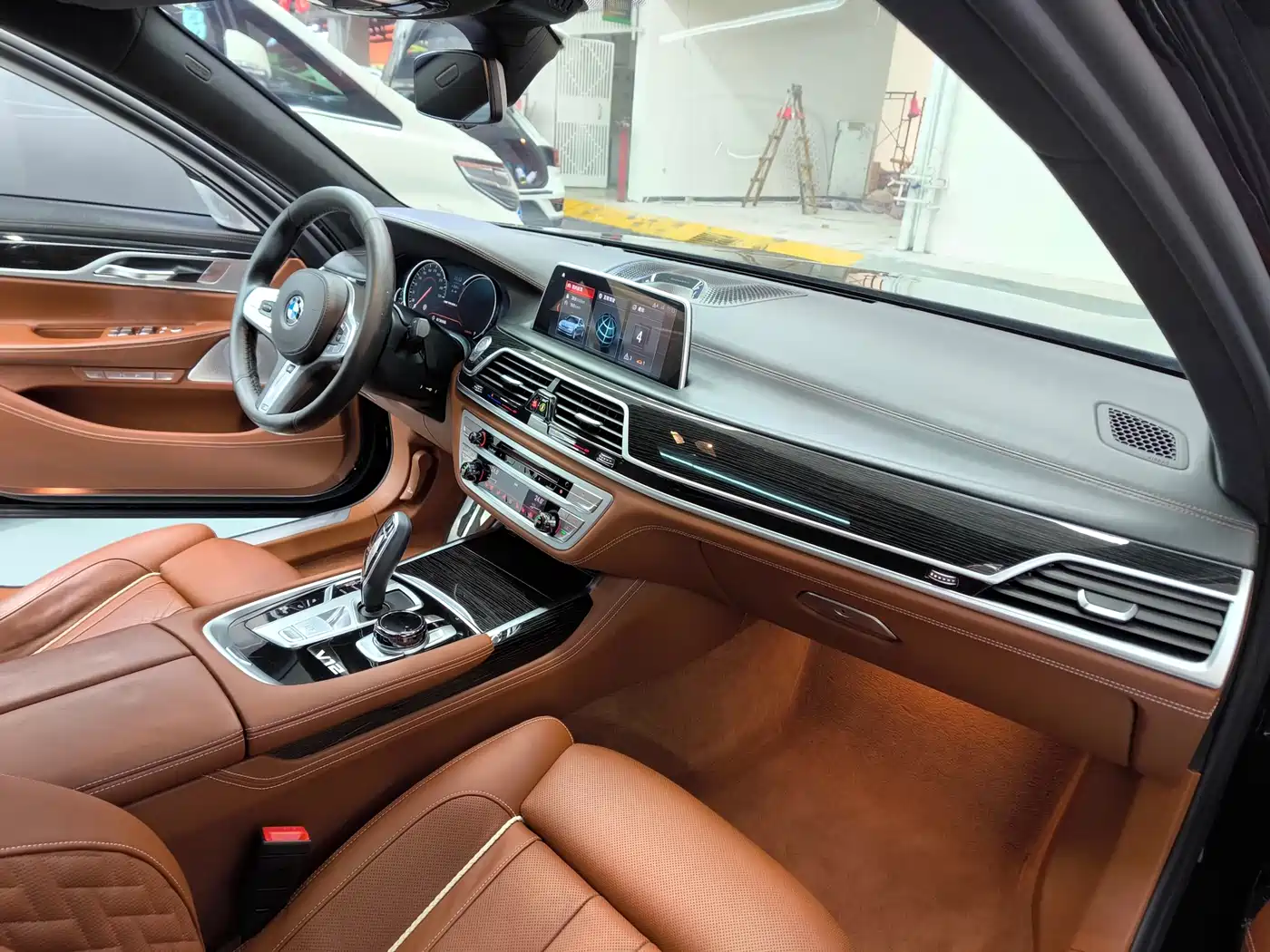 BMW 7 Series 2018 M760Li xDrive фото 21