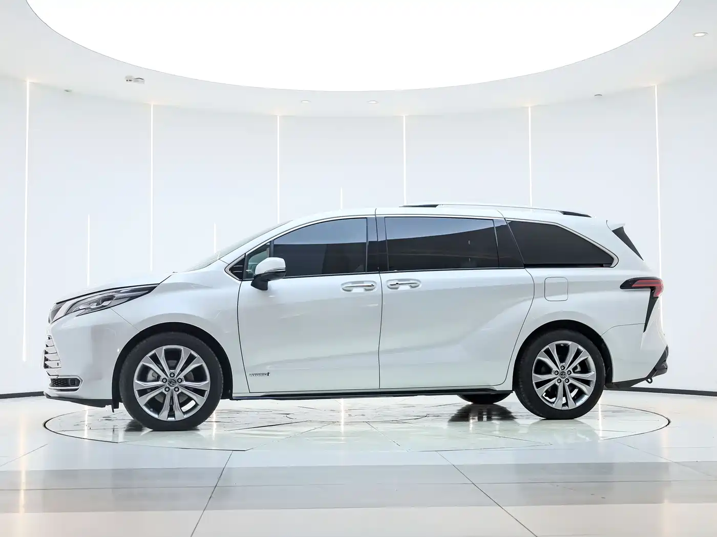 Toyota Sienna 2023 2.5L Hybrid Premium Edition фото 6