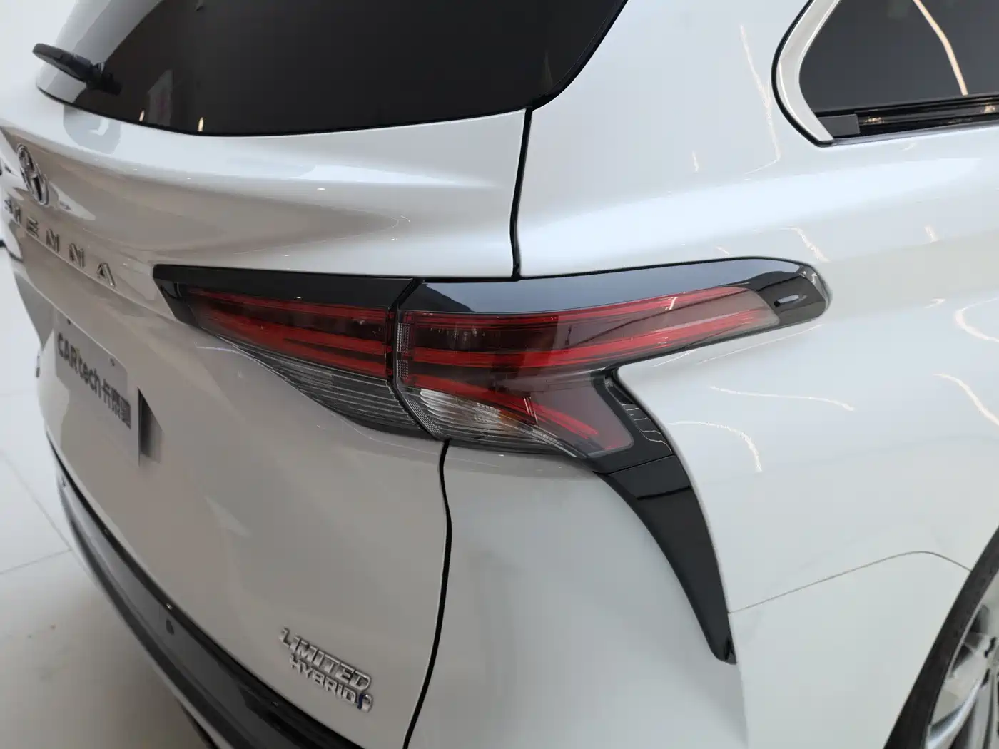 Toyota Sienna 2023 2.5L Hybrid Premium Edition фото 28