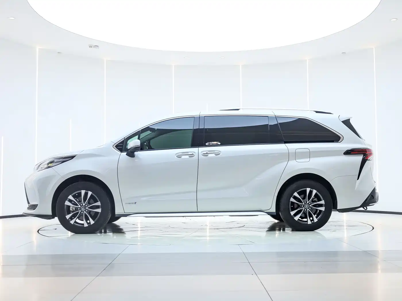 Toyota Granvia 2023 2.5L Hybrid Luxury Edition фото 8