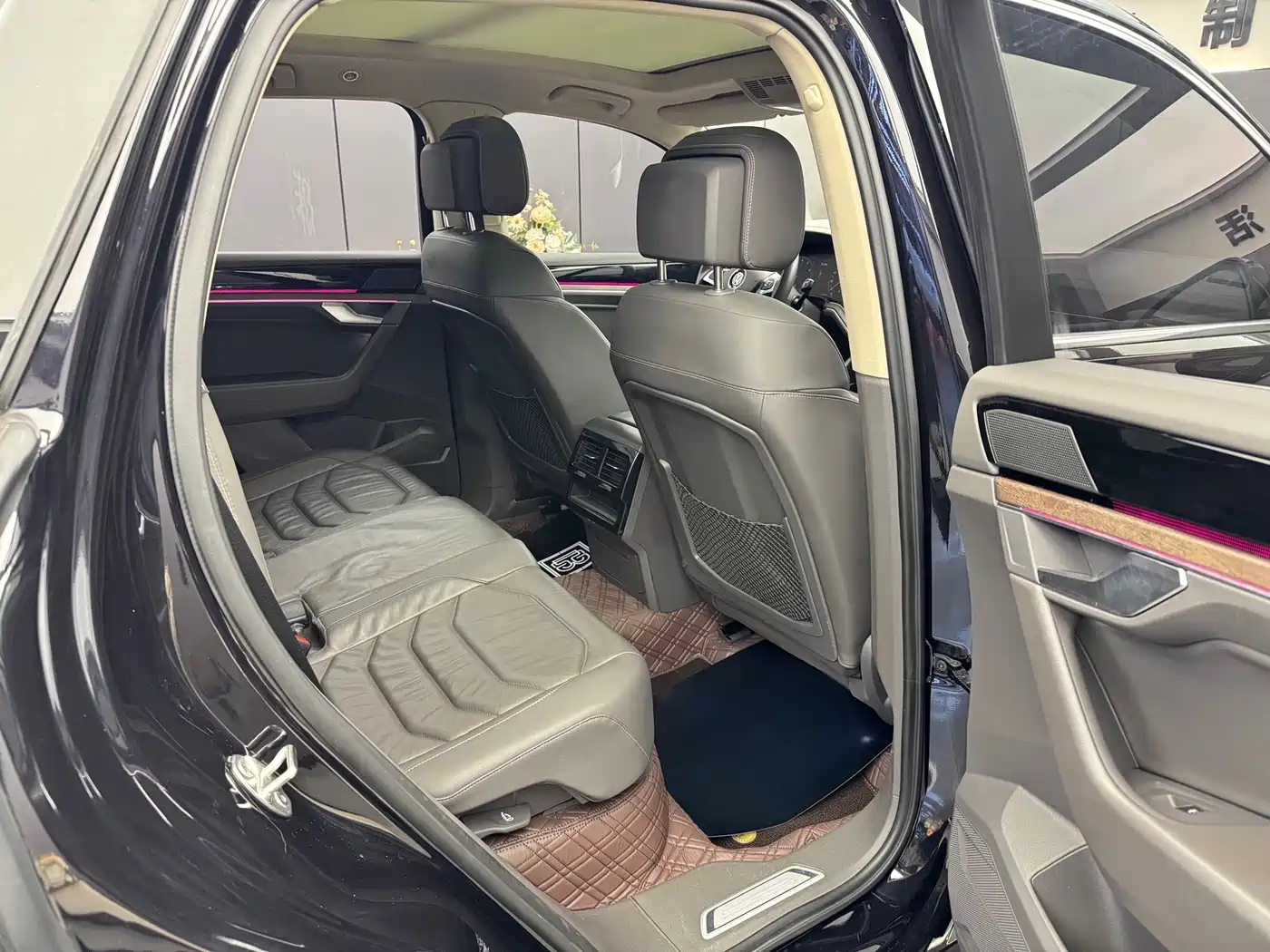 Volkswagen Touareg 2019 2.0TSI Sharp Wing Edition China VI фото 10