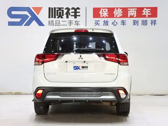 Mitsubishi Outlander 2020 2.4L 4WD Luxury 5-seater — фото 5