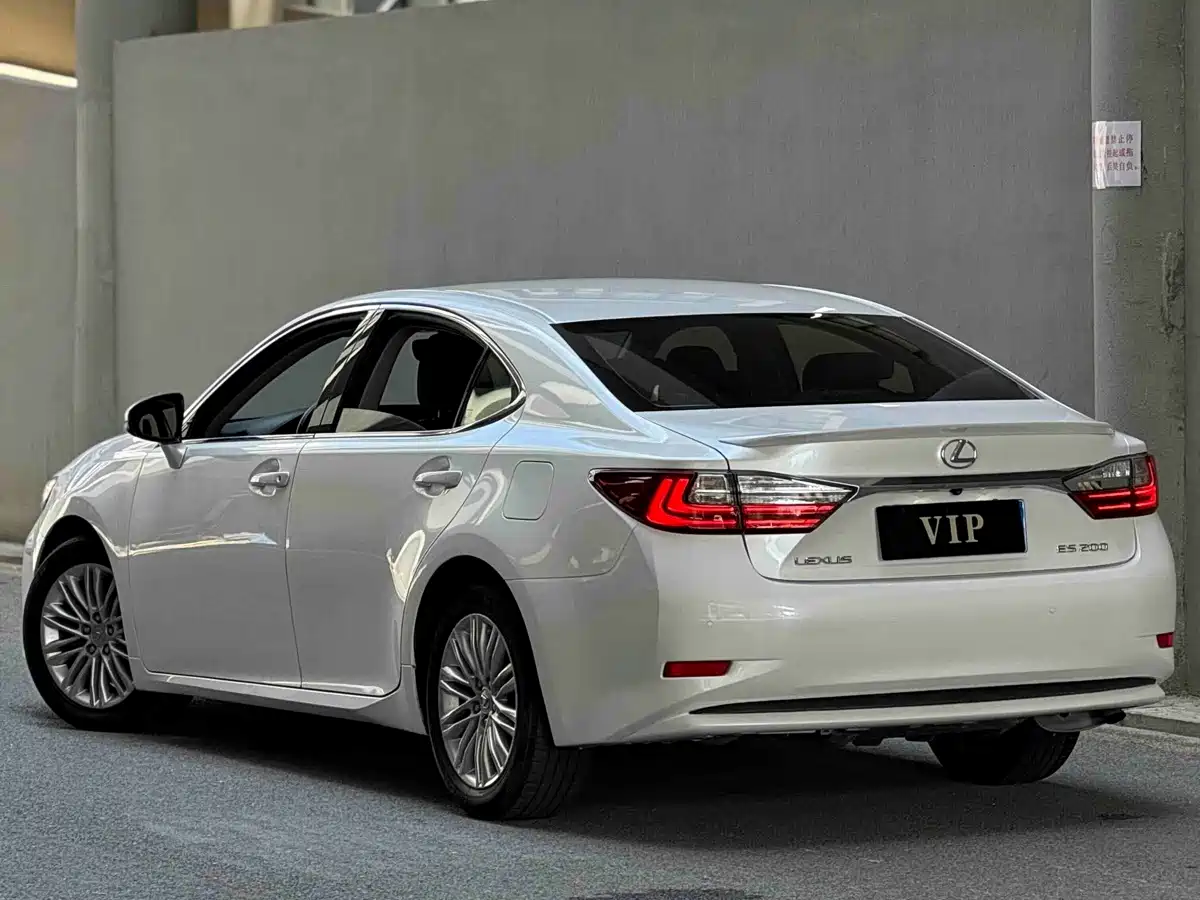 Фото 6 - Lexus ES