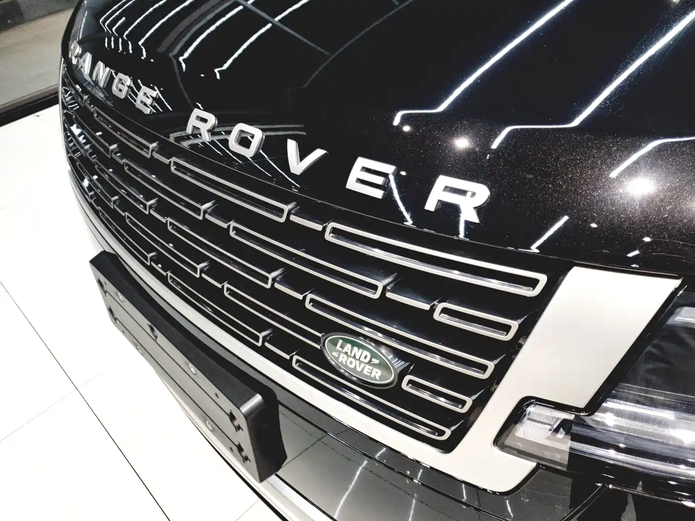 Land Rover Range Rover 2023 3.0 L6 400PS Golden Age 7-Seater Long Wheelbase фото 16