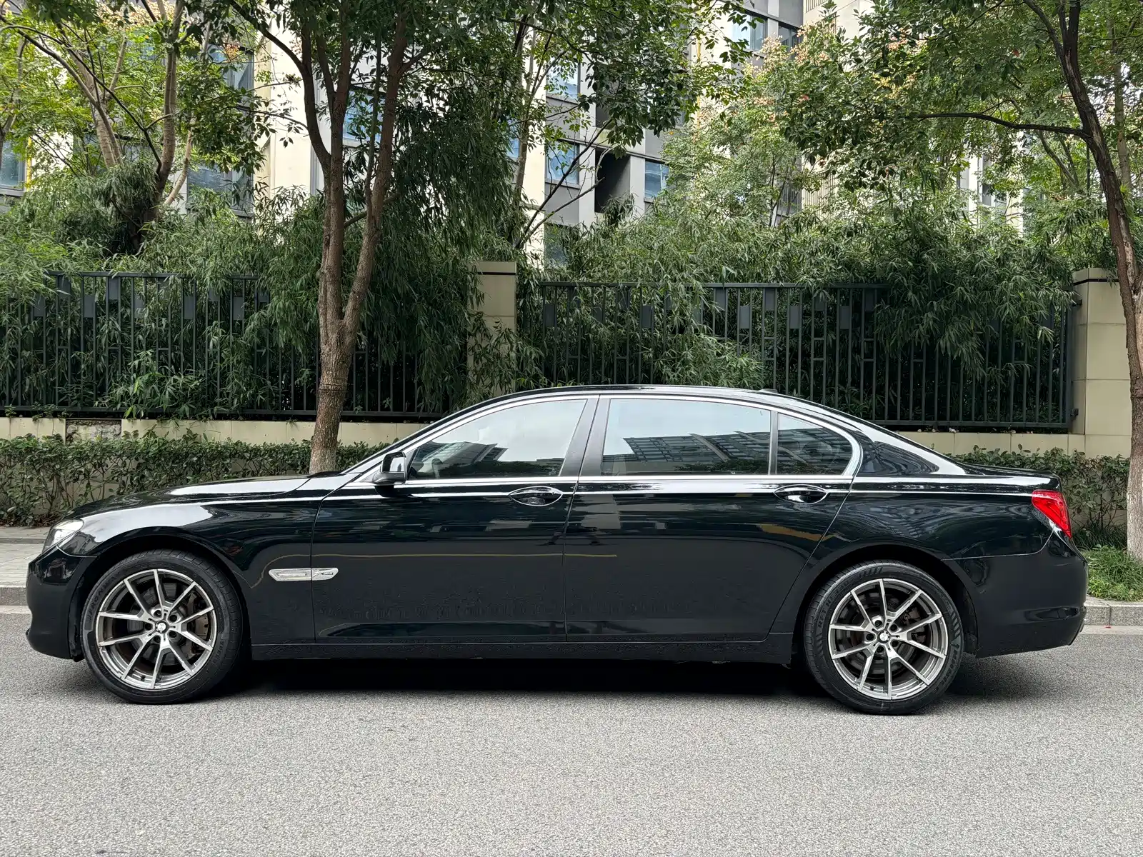 Photo 3 - BMW 7 Series