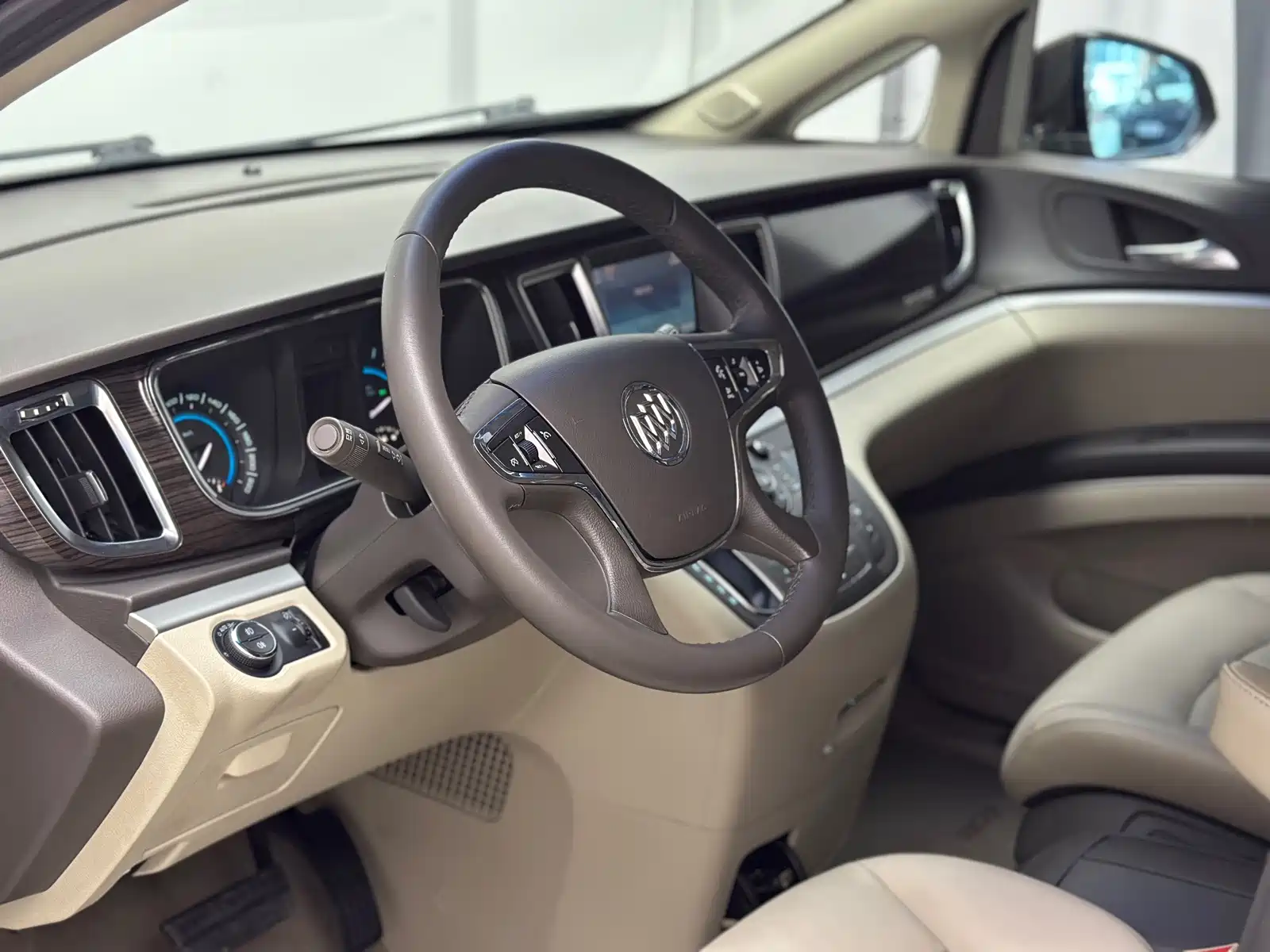 Photo 15 - Buick GL8