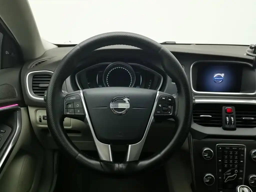 Фото 11 - Volvo V40