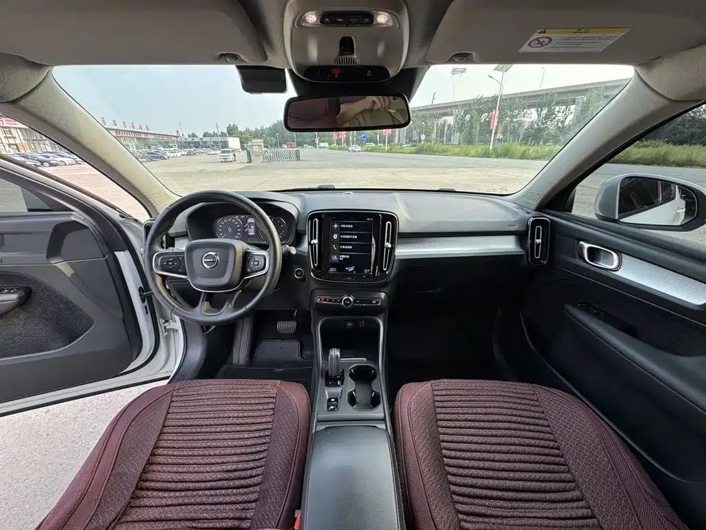 Фото 7 - Volvo XC40
