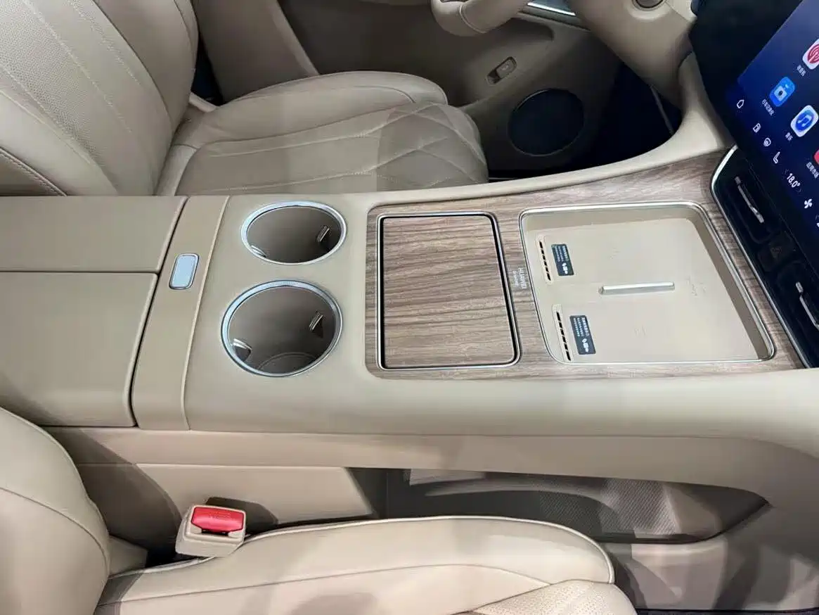 AITO Wenjie AITO M8 2025 Model Extended Range Max+ Edition 53.4kWh 6-Seater фото 6