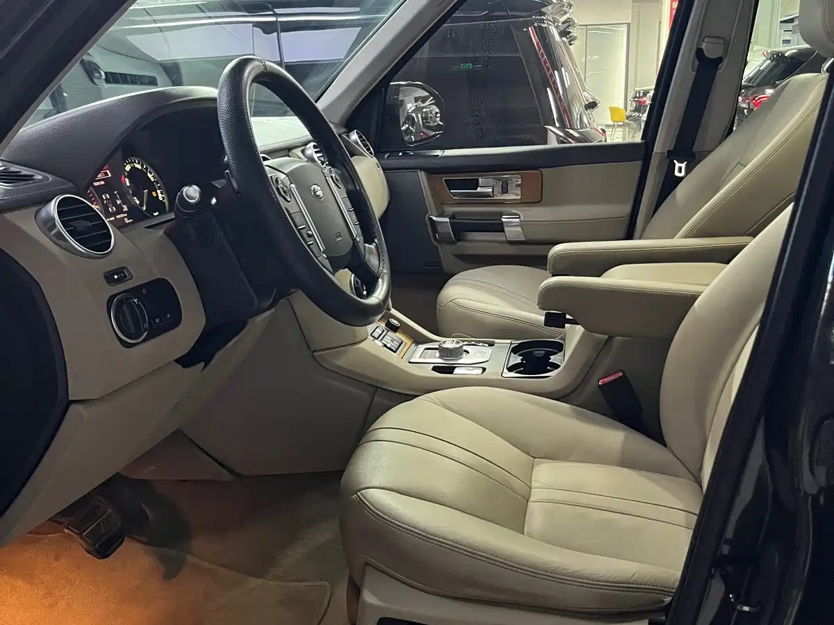 Land Rover Discovery 2015 3.0 SC V6 SE фото 14