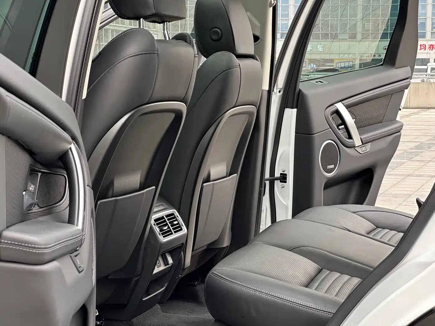 Land Rover Discovery Sport 2024 Luxury Custom Edition фото 9