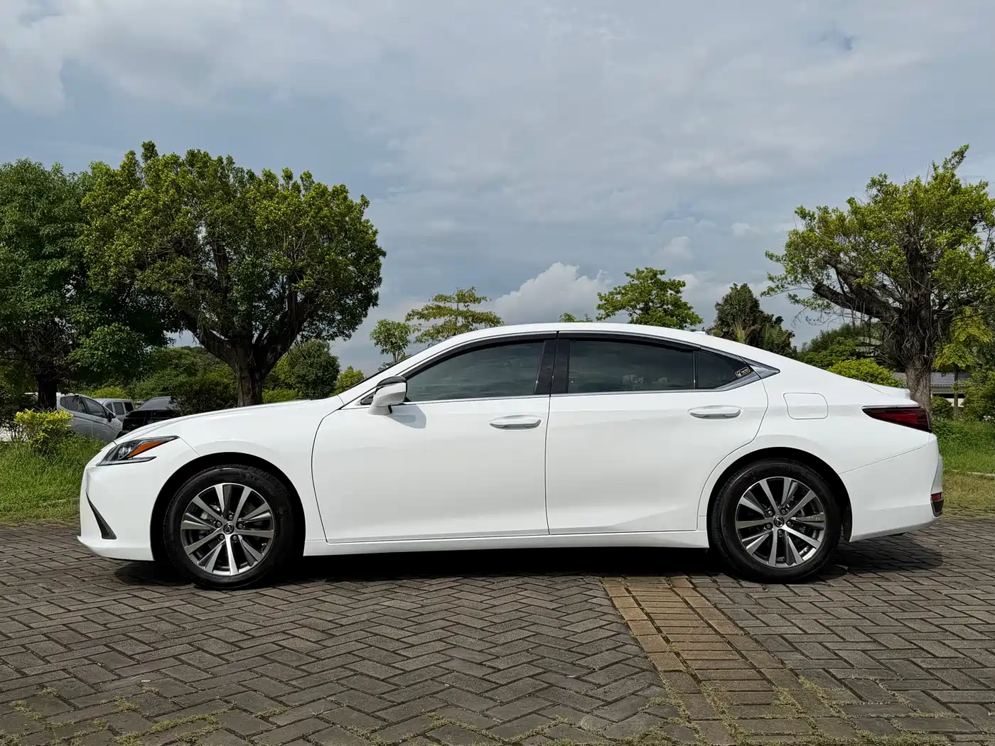 Фото 22 - Lexus ES